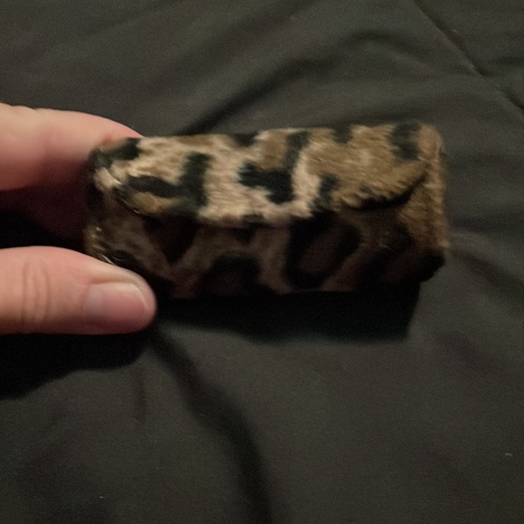 Lipstick holder. Cute, leopard print outside and red inside - Picture 4 of 4